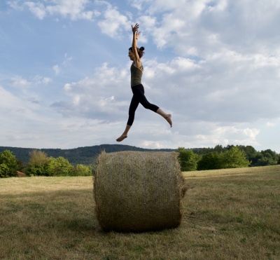 Jessica Schmitz Yoga Strohballen