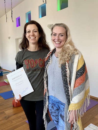 Yin Yoga Leherein Jessica Schmitz Mit Tanja Seehofer