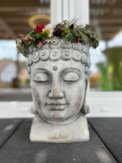 Buddha mit Blumenkranz
